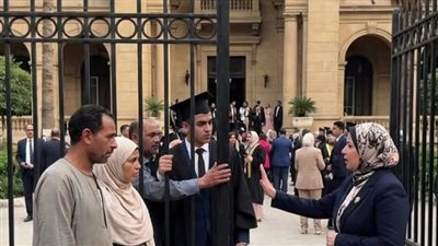 منعو والديه من دخول حفل التخرج لأنهما يرتديان شبشباً… لكن ما حدث بعد دقيقة صدم القاعة كلها!