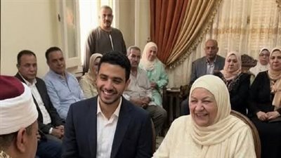 تزوج شاب من امرأة أكبر من أمه 